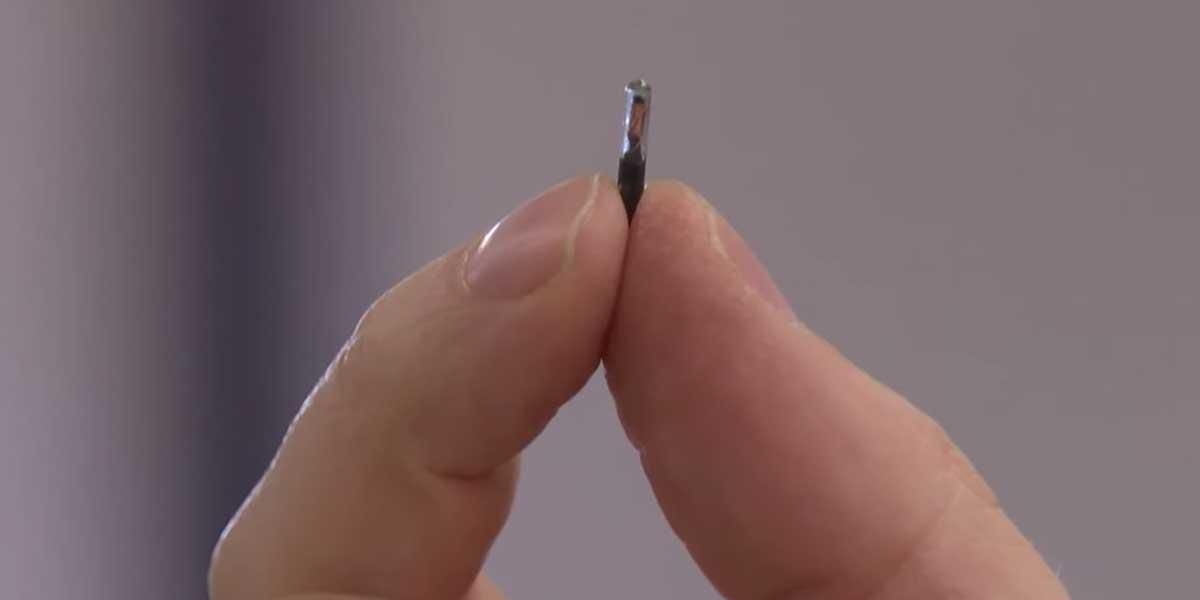 Empresa crea microchip para implantar certificado COVID debajo de la piel