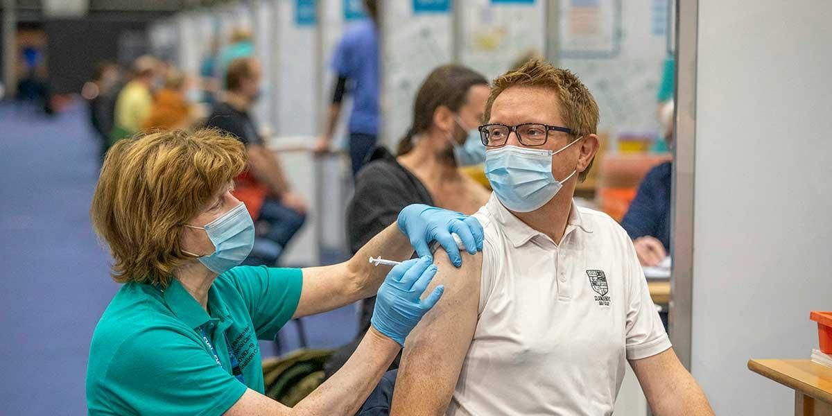 Reino Unido considera la cuarta dosis de la vacuna contra el COVID-19