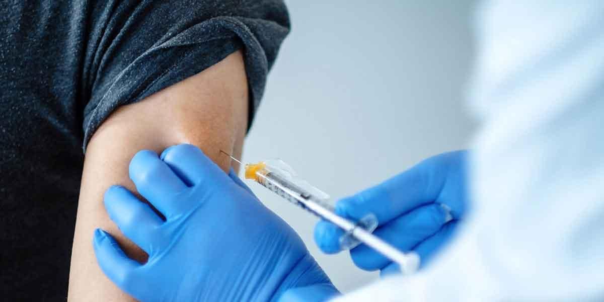 La vacuna ayuda a reducir la mortalidad y el impacto del pico: epidemiólogo colombiano