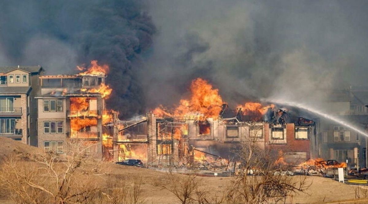 Incendio consume casi 600 casas y obliga a evacuar localidades en EEUU