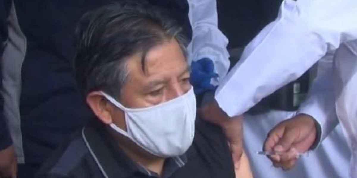 Vicepresidente boliviano recibe vacuna COVID-19 tras polémica por medicina ancestral