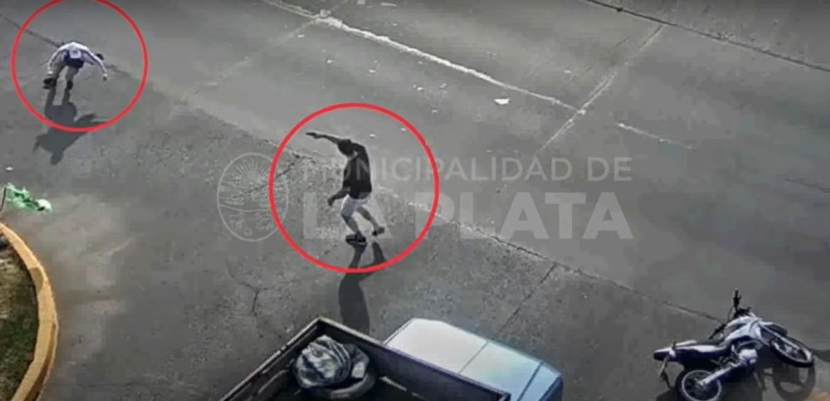(Video) Persiguió a un menor de edad que le robó su moto y le disparó en sus dos piernas