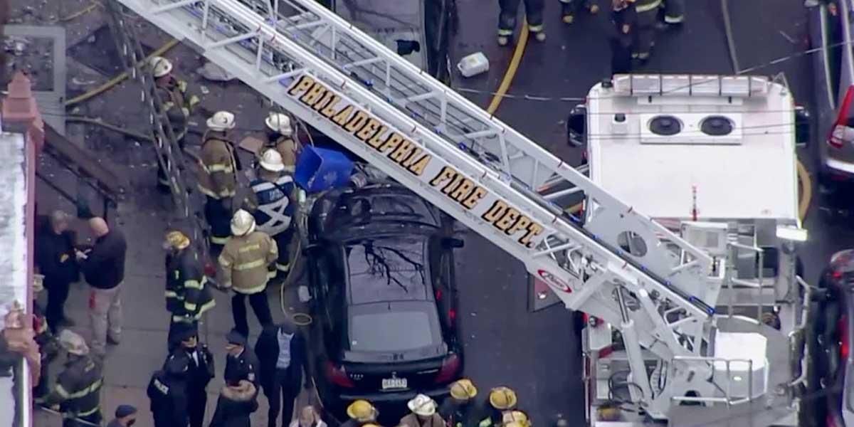 8 niños y 4 adultos murieron durante el incendio de un edificio en un barrio de Filadelfia