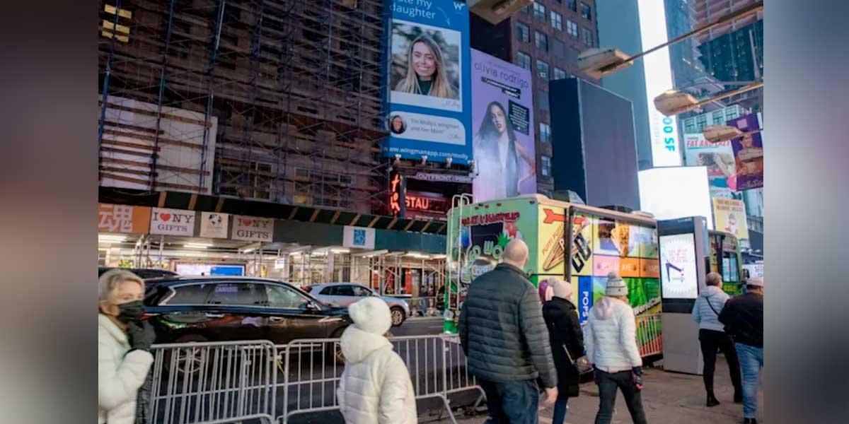 El curioso pedido de una madre con cáncer en un cartel en Times Square