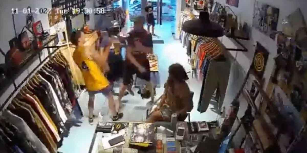 (Video) Tres ladrones intentan robar un local pero el empleado los enfrenta y los saca a golpes