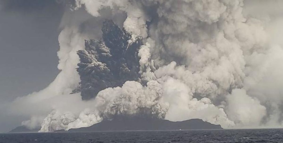 (Video) Imágenes del tsunami tras la erupción del volcán de las islas de Tonga