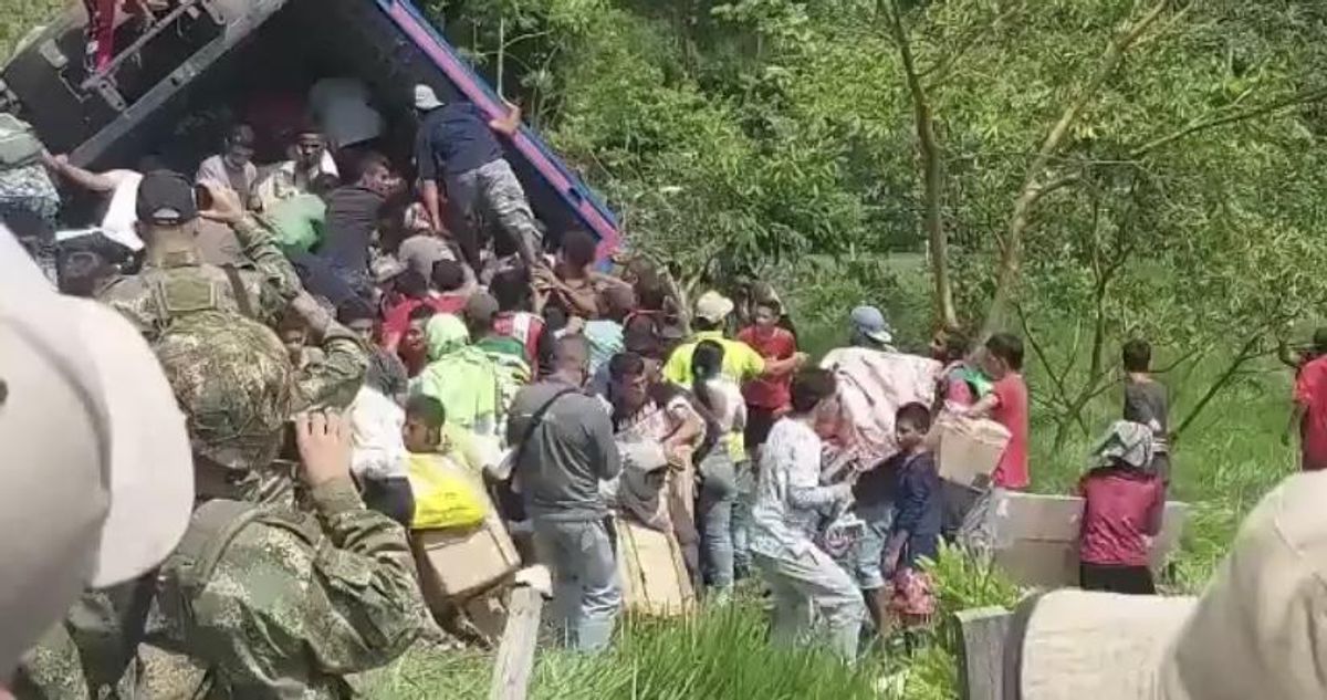 (Video) Pobladores saquean camión de transporte en Valdivia, Antioquia