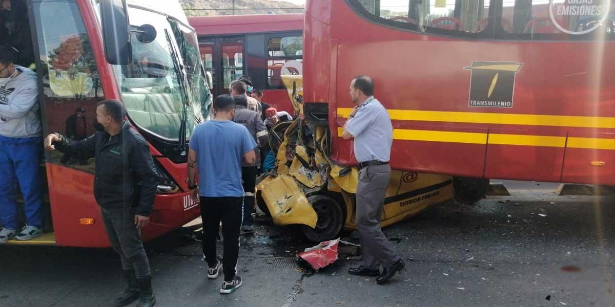 Reportan grave accidente entre dos buses de TransMilenio y un taxi en Bogotá