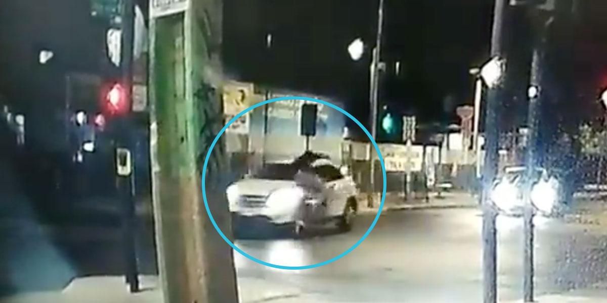 Mujer arrolló a ladrones que intentaron robarle su carro