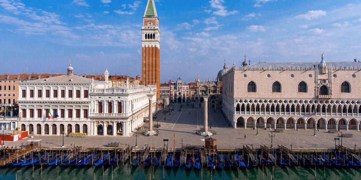 Turista fue expulsada de Venecia por posar en topless en un monumento a los caídos