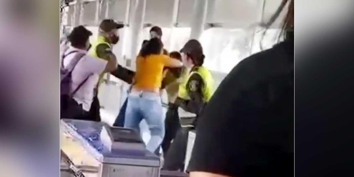 Mujer extranjera propina golpiza a policía en el Mío de Cali