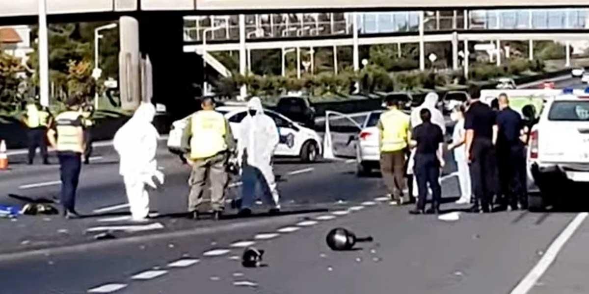 (Vídeo) Ladrones en moto chocaron contra un carro cuando huían de la policía: Uno de ellos murió