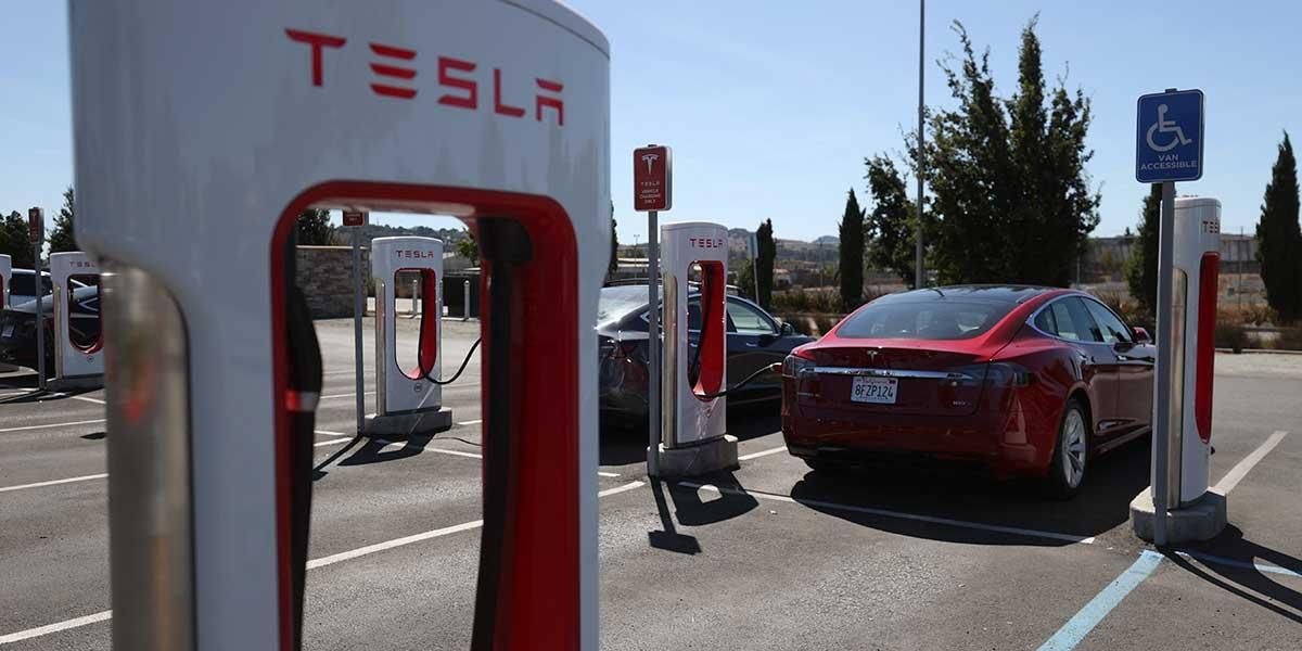 Tesla llama a revisión a 54.000 vehículos que pueden no atender señales de “Alto”