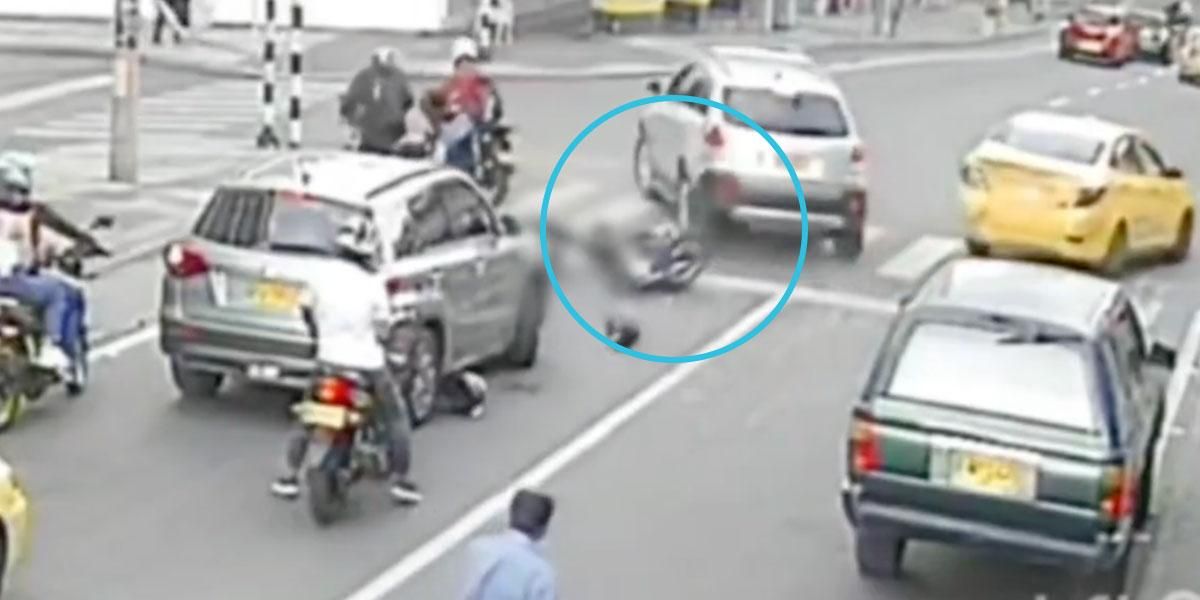 (Video) Conductor borracho arrolló a 2 personas, dañó tres carros y un local comercial