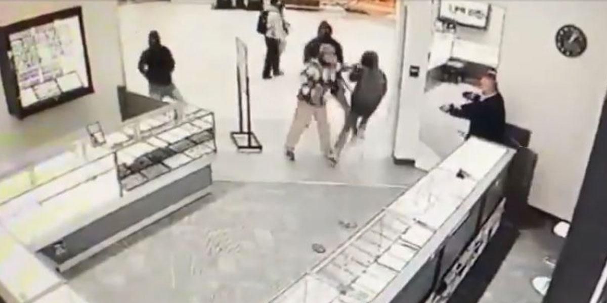 (Video) Hombre sacó un arma para defenderse de cinco ladrones que iban a robar su joyería