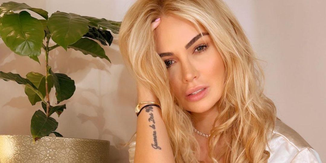 Sara Uribe fotos pechos camiseta mojada cuenta Onlyfans - Canal 1