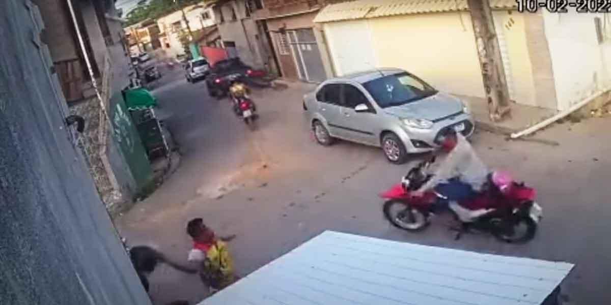 (Vídeo) Lanzó un casco a la cabeza de un ladrón y frustró el robo de una moto de su colega