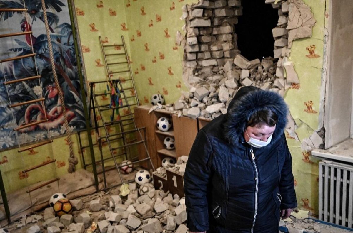 “Habían niños desayunando”: Lo que se sabe del bombardeo cerca a una escuela en Ucrania