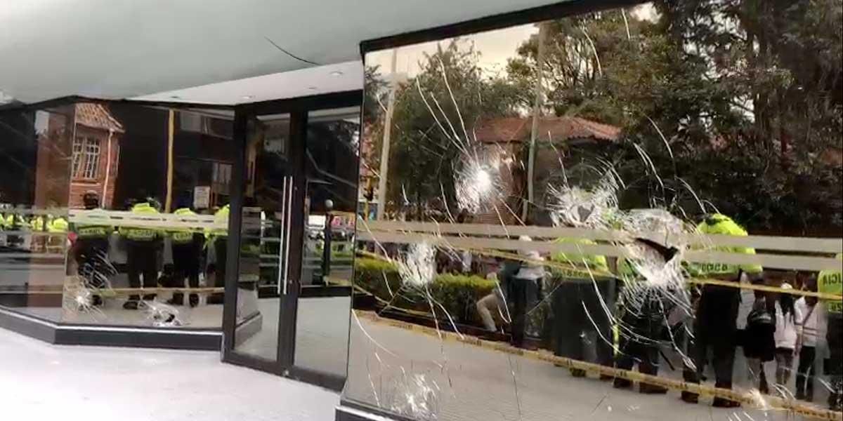 (Video): Atacan a piedra hotel en el norte de Bogotá, en medio de un foro político de derecha