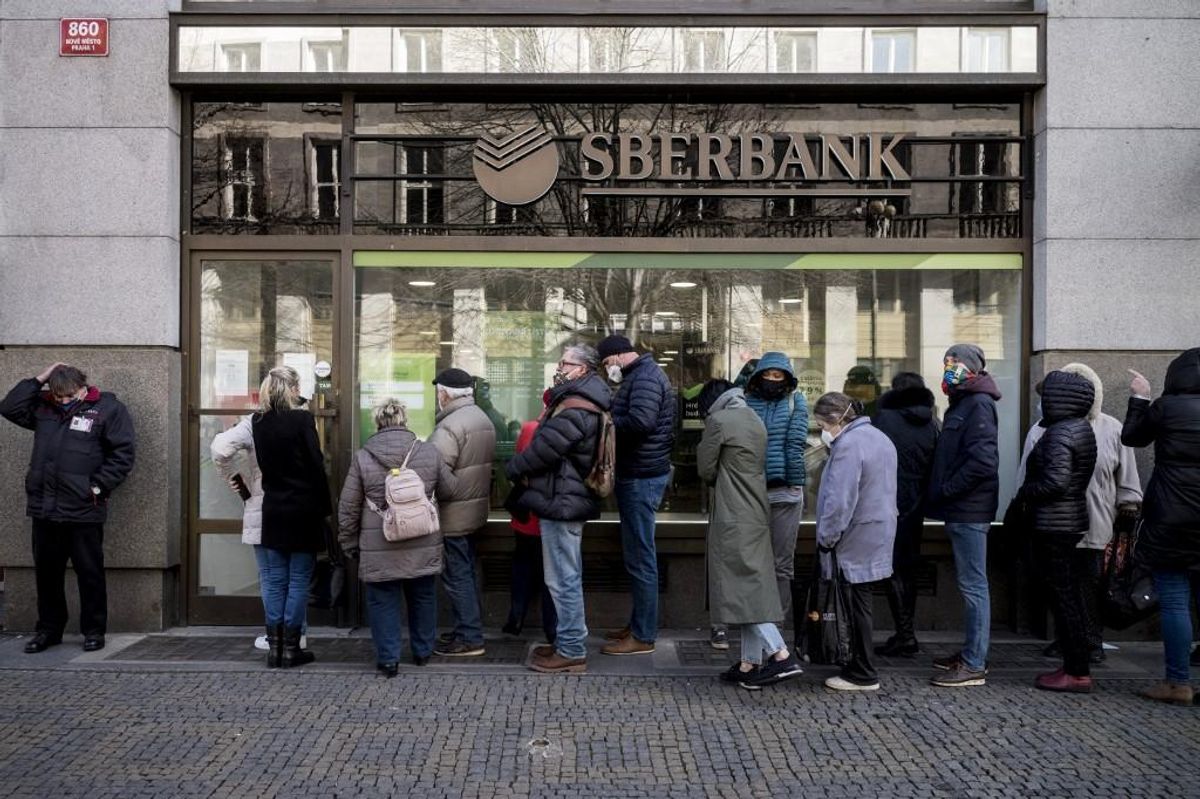Potencias occidentales acuerdan sacar a ciertos bancos rusos del sistema SWIFT