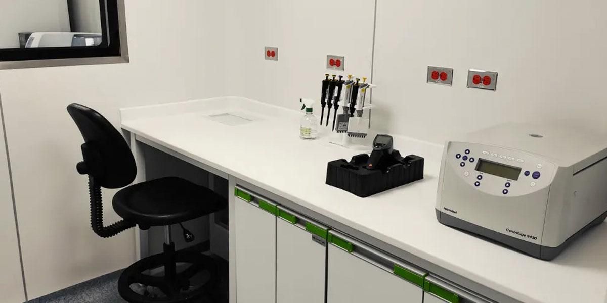 La UDCA inaugura Laboratorio de Investigación y Diagnóstico Molecular BSL-3