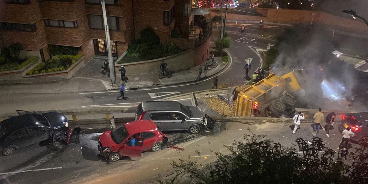 Un muerto deja grave accidente en Bogotá: volqueta perdió el control y embistió varios vehículos