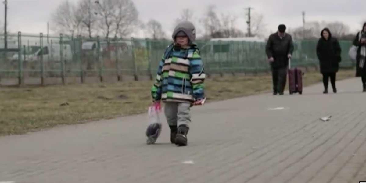 (Video) El desolador llanto de un niño ucraniano que refleja el drama de los refugiados en Polonia
