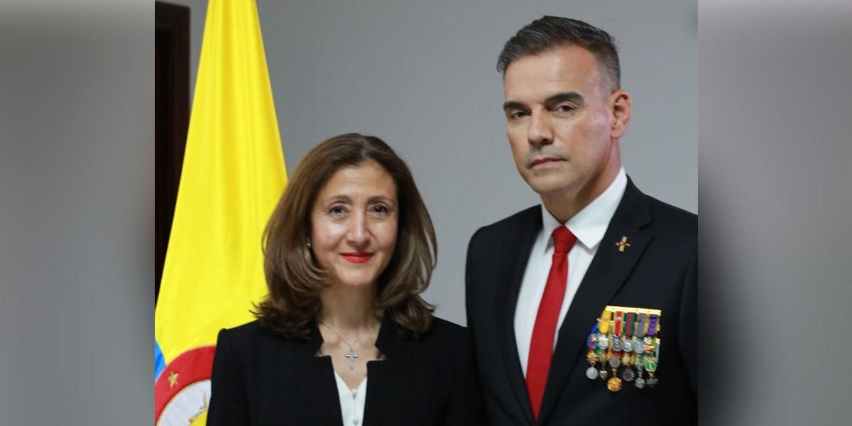 El coronel José Luis Esparza, comandante de Operación Jaque, será formula vicepresidencial de Ingrid Betancourt 