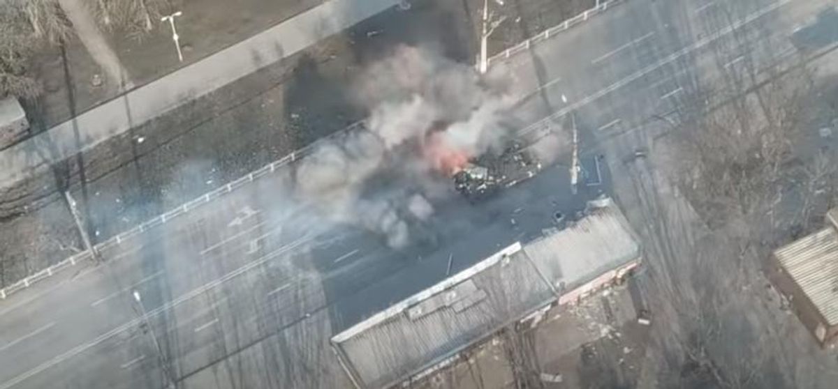En video el momento en el que tropas ucranianas explotaron un tanque ruso en Mariúpol