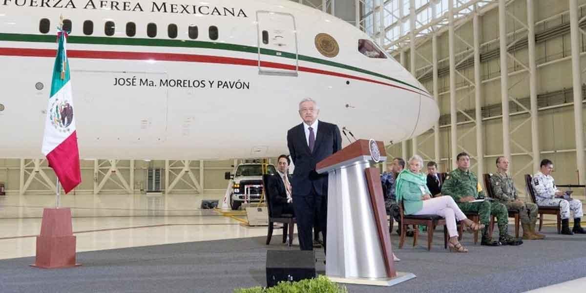 Andrés Manuel López Obrador (AMLO) junto al avión presidencial mexicano.