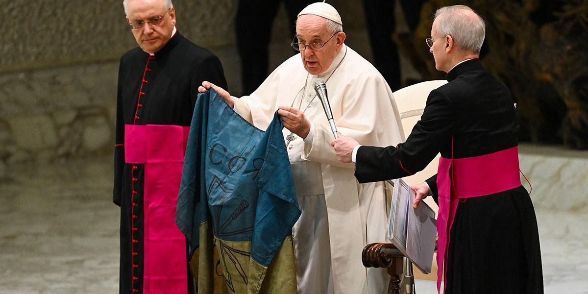 El papa Francisco besó una bandera de Ucrania y condenó la masacre de Bucha