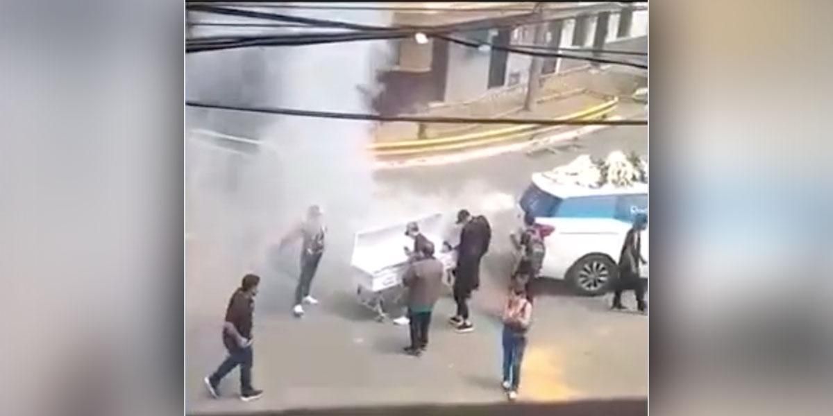 (Vídeo) Pasean ataúd de presunto sicario en una calle de Medellín: lo despidieron tirando pólvora