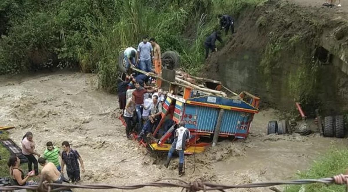 Bus escalera que cayó a un río en Salgar, Antioquia, deja un fallecido y varios heridos