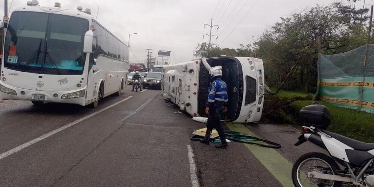 Reportan volcamiento de bus escolar en la Autopista Norte: 4 menores lesionados
