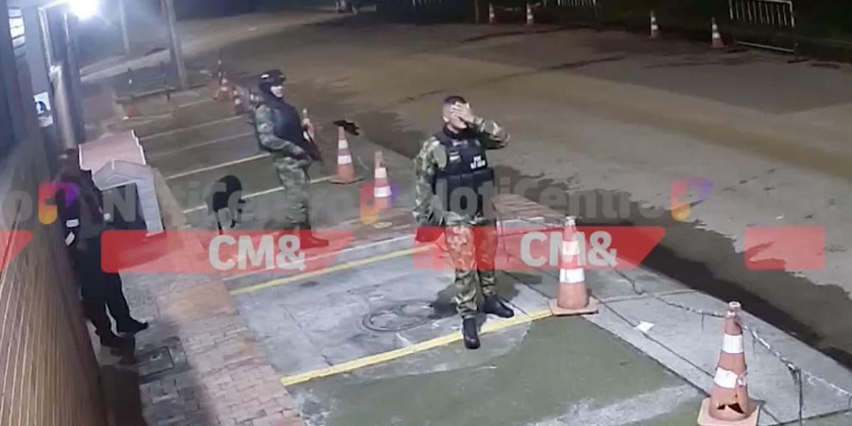 Video: Soldado llora ante el robo de su fusil en Bogotá