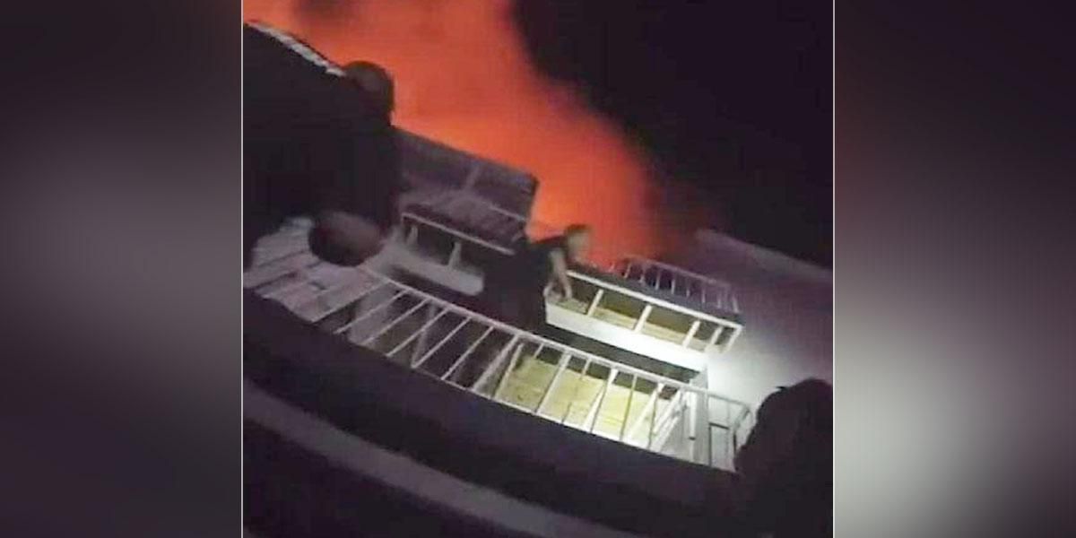 Video: policía escaló balcones de edificio en llamas para rescatar a una bebé