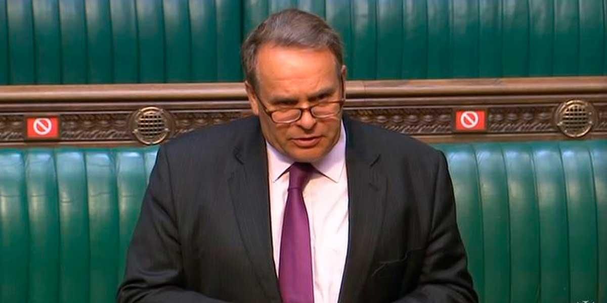 Renunció diputado británico que miró videos pornográficos durante sesión legislativa