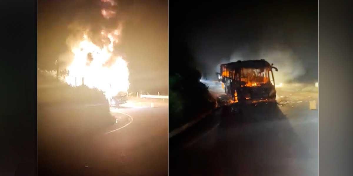 Video: Hombres armados quemaron un bus de servicio público en la vía al municipio de Anorí, Antioquia