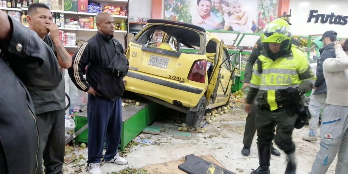 (Video) Aparatoso siniestro vial: taxi terminó dentro de un supermercado y deja varios heridos