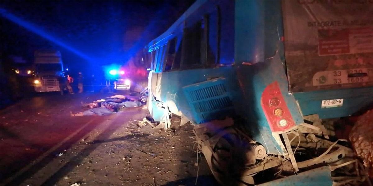 Al menos 14 personas muertas y 20 lesionadas en accidente vehicular en Jalisco, México