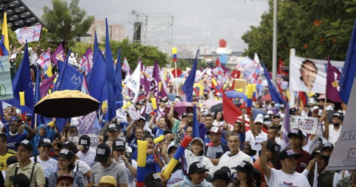 Ni la lluvia impidió el masivo apoyo de ciudadanos en Medellín en cierre de campaña de ‘Fico’ Gutiérrez