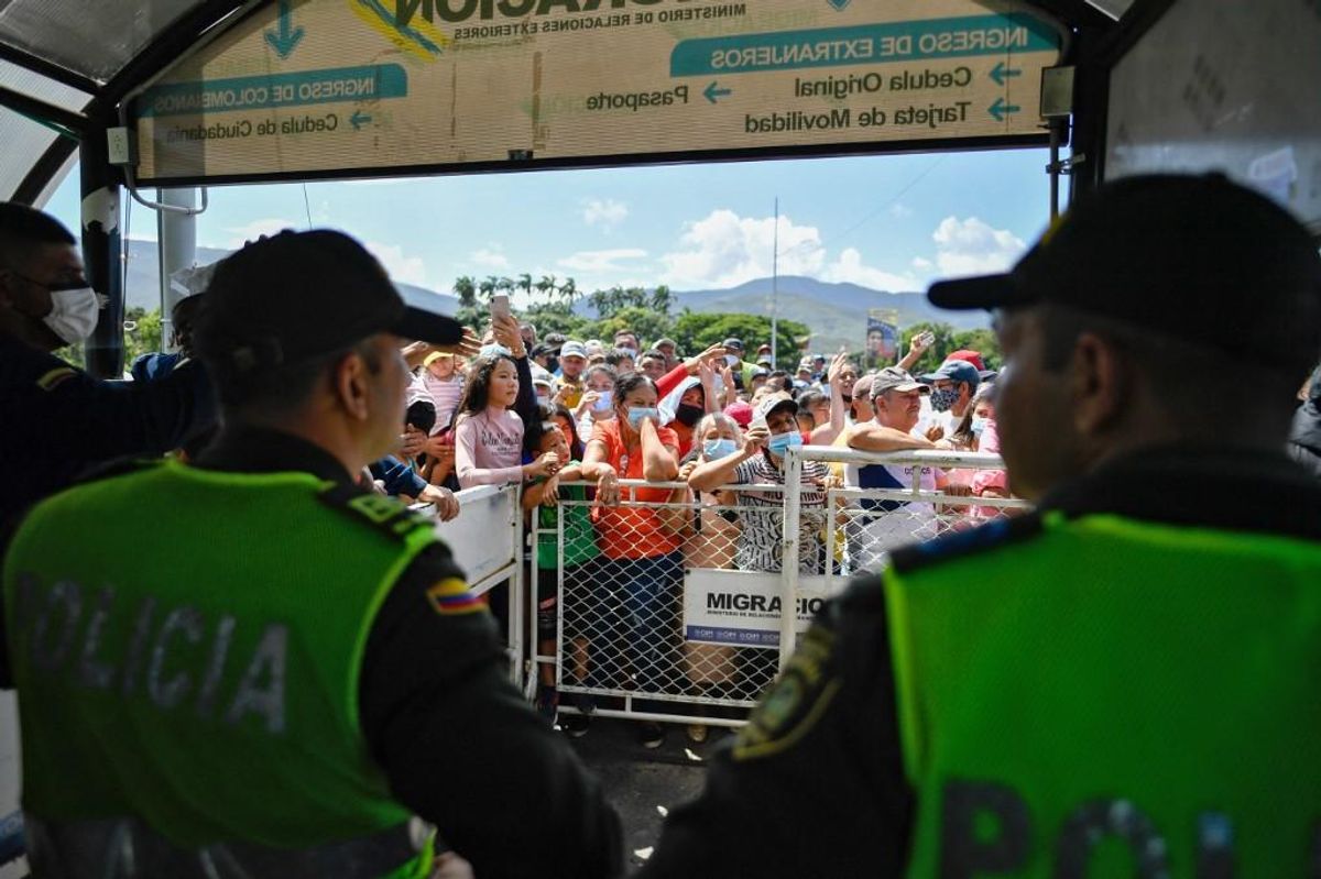 Tumulto en la frontera de Colombia con Venezuela por afluencia de votantes
