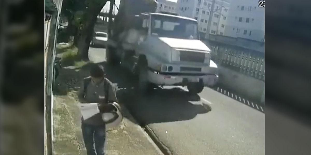 Impactante video: Joven se salva de ser arrollado por un camión que perdió el control