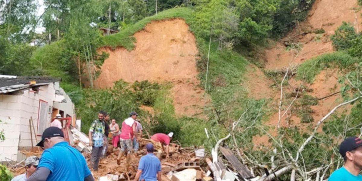 Tragedia por una menor que quedó sepultada tras deslizamiento en Puerto Berrío, Antioquia