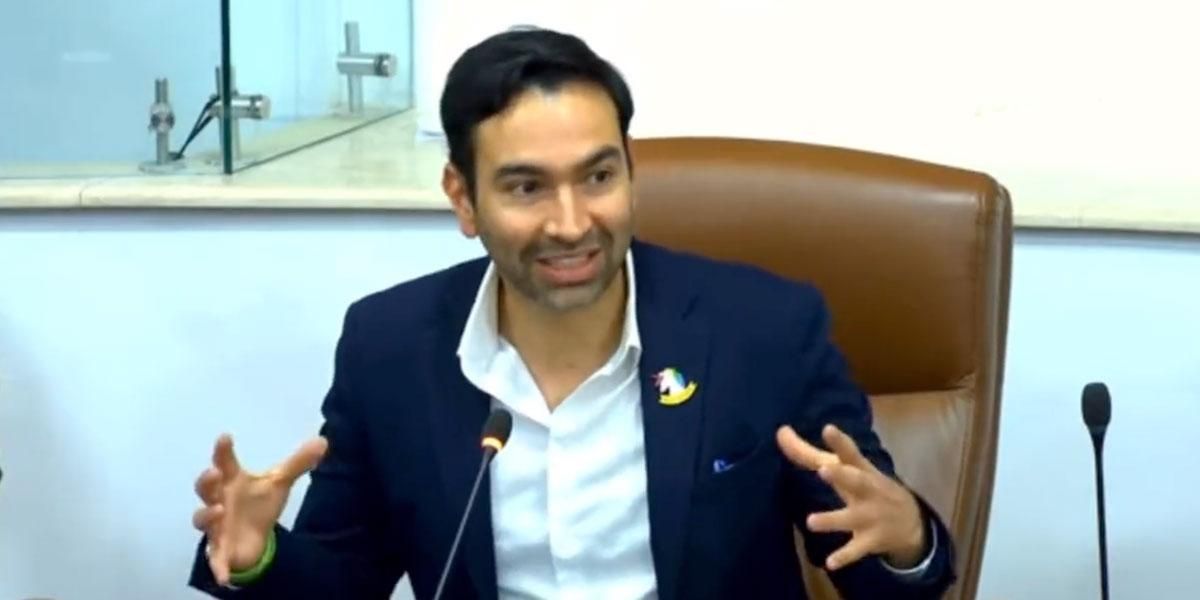 “La homofobia se paseó por el Congreso de la República”: representante Mauricio Toro denunció acciones en su contra por ser gay
