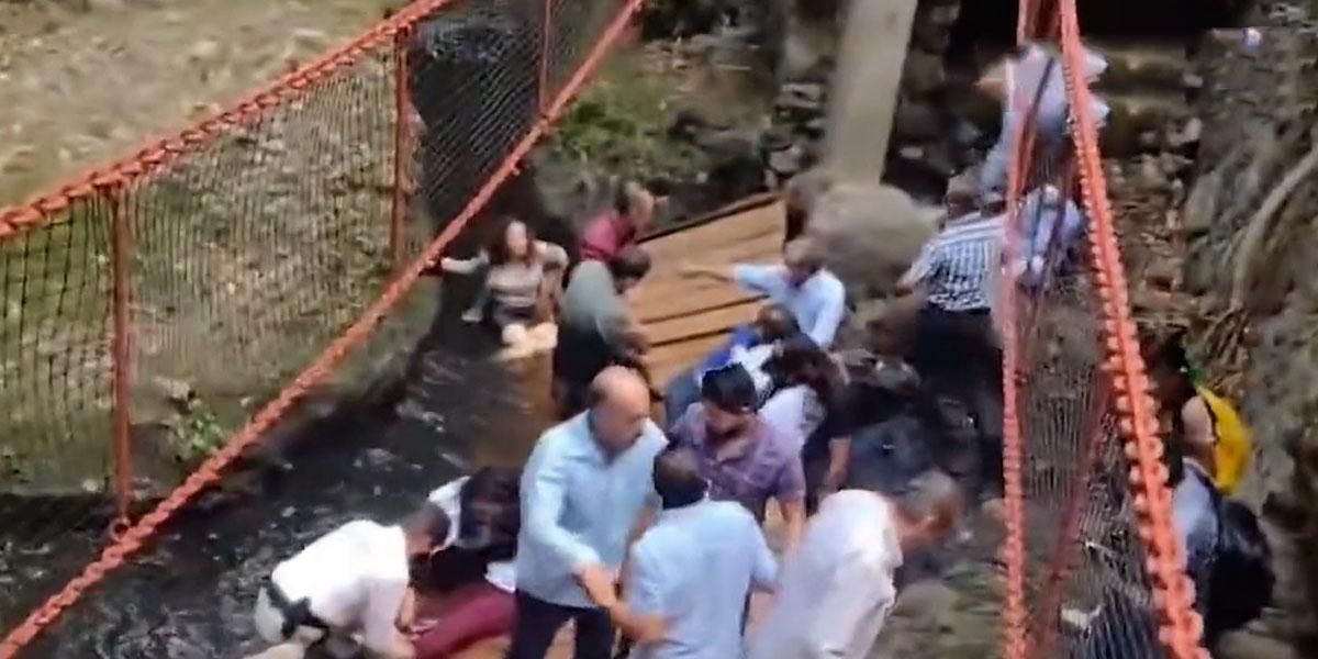 Video | En reinauguración se desploma puente colgante y deja varios heridos en Cuernavaca, México