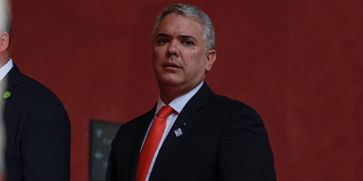 Duque condecora al fiscal que pidió preclusión del caso judicial de Uribe