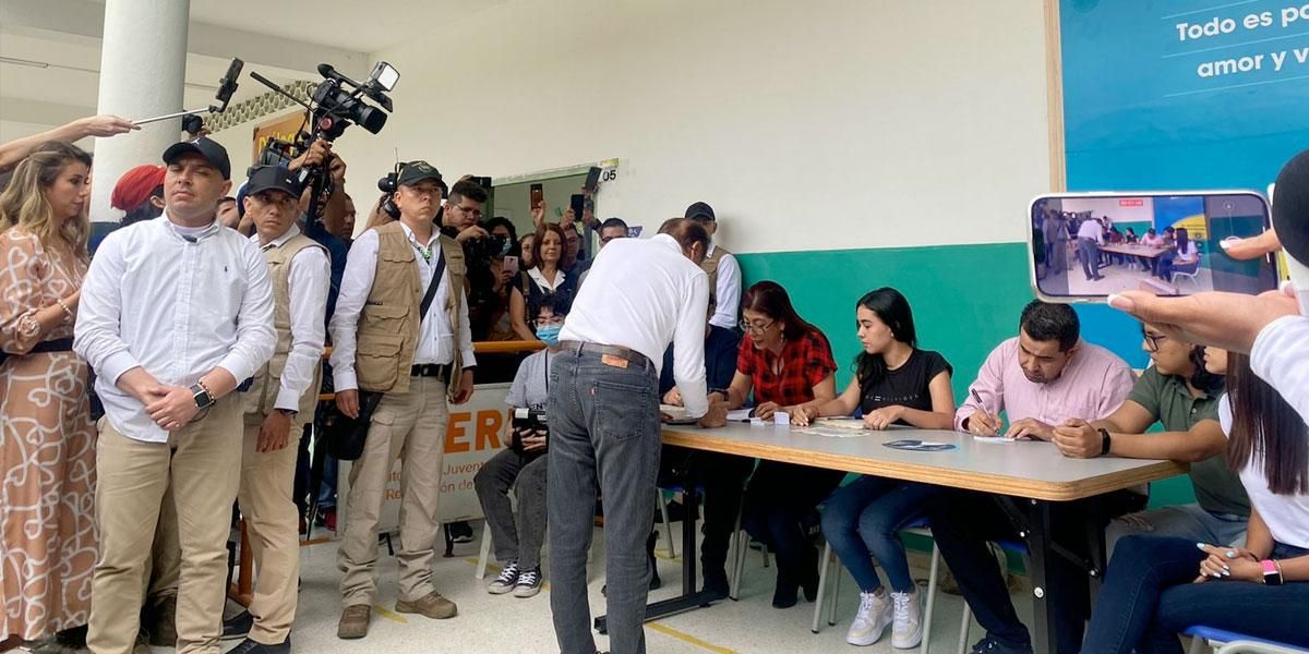 “Santandereanos: siempre adelante, ni un paso atrás”: Rodolfo Hernández votó en Bucaramanga