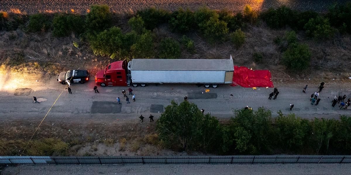 Hallan 50 muertos en un camión que transportaba migrantes hacinados en Texas