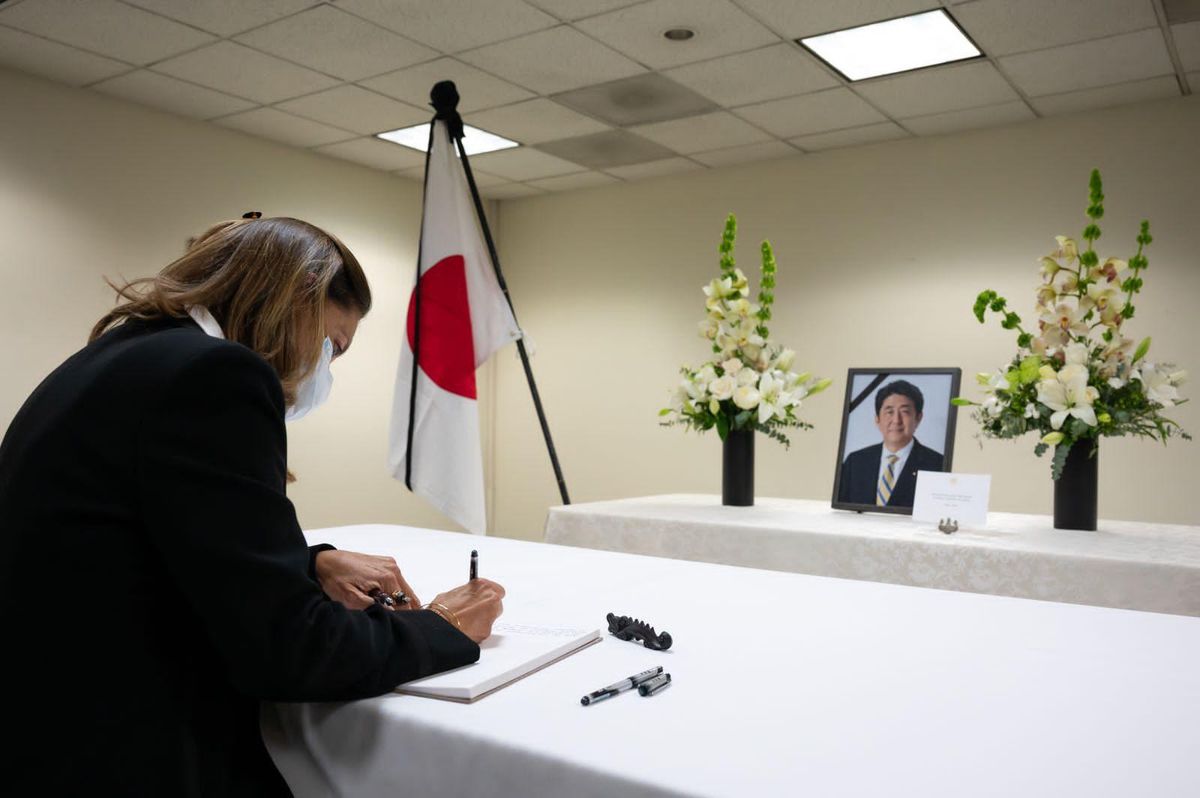 Marta Lucía Ramírez firmó libro de condolencias por el fallecimiento del exprimer ministro de Japón